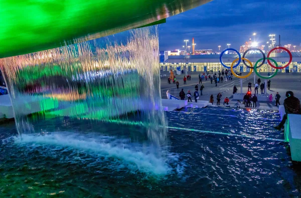 ロシア 2014 オリンピック公園はソチで開催された冬季オリンピック時にメイン会場をだった カラフルな人工の滝カスケードと大きなオリンピック リング — ストック写真