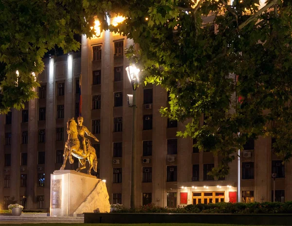 O monumento de aço do cavaleiro cossaco adorna a praça da cidade de Krasnodar em frente ao edifício de administração como símbolo do legado histórico e cultural de Kuban. Cidade nocturna — Fotografia de Stock