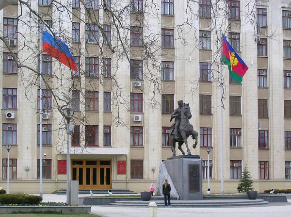 Monument en acier du cavalier cosaque orne la place de la ville de Krasnodar en face du bâtiment de l'administration comme symbole de l'héritage historique et culturel de Kuban. Paysage urbain de lumière du jour — Photo