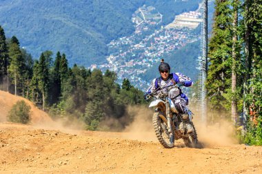 Soçi dağ tatil kayak pistleri yaz aylarında enduro motokros için arazi yolları olarak hizmet vermektedir. Adam Gorky Gorod tatil güneşli bir günde kask gopro kamera ile motosiklet sürmek