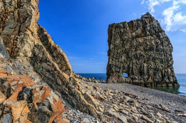 Dev yelken gibi rock Parus tarihinde Karadeniz Sahil, Kafkas Dağları, Gelendzhik, Rusya Federasyonu. Benzersiz jeolojik oluşum. Turistik ve dönüm noktası. Gün batımında mavi gökyüzü manzara