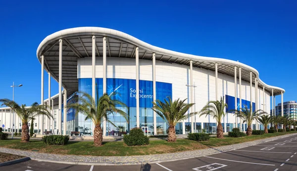 Le nouveau bâtiment moderne du Centre principal des médias olympiques est maintenant le lieu du Forum économique international russe. Vue panoramique avec ciel bleu clair en été — Photo