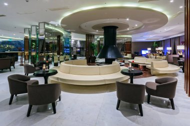 Rixos Krasnaya Polyana Hotel resepsiyon salonu ve modern dekor ve konforlu bir ortama sahip lobi bar iç mekan