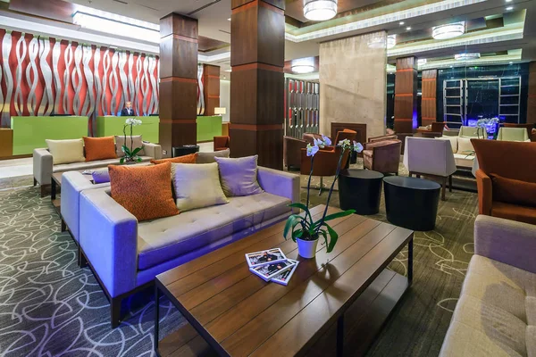 Gorki Grand Hotel's lobby bar in Gorky Gorod resort has elegant interior with modern furniture and comfortable setting — Stock Photo, Image
