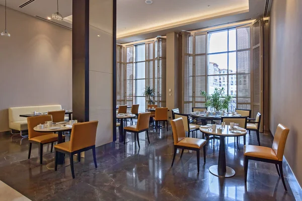 Το εστιατόριο River Cafe στο Σότσι Marriott Krasnaya Polyana στο ξενοδοχείο Γκόρκυ Γκορόντ — Φωτογραφία Αρχείου