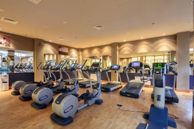 Soçi, Rusya - 26 Şubat 2014: Gorky Gorod tatil beldesindeki Sochi Marriott Hotel'de fitness salonu iç mekan. Koşu bantları ve diğer eğitmenler görünümü.