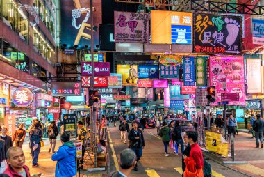 Mong Kok'ta gece hayatı. Neon reklamlar, sokak aydınlatma ve birçok insan ile Gece Hong Kong cityscape