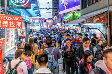 Mong Kok'ta gece hayatı. Neon reklamlar, sokak aydınlatma ve birçok insan ile Gece Hong Kong cityscape