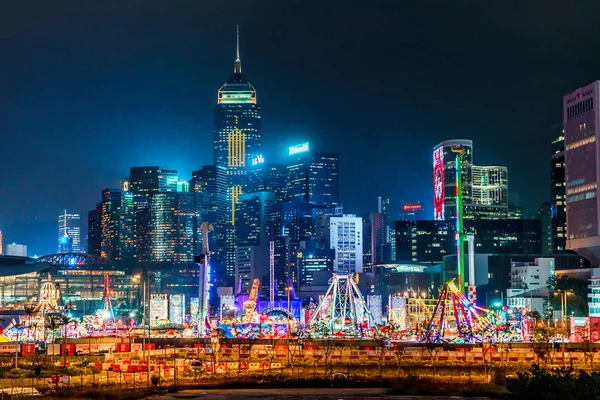 Az AIA nagy európai karnevál Hongkongban. Éjszakai városkép a város fényei és felhőkarcolói. — Stock Fotó