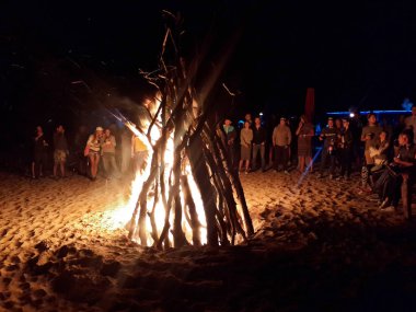 Anapa, Rusya - 10 Eylül 2017: Kumsaldaki Disko partisi büyük şenlik ateşiyle sona erdi.