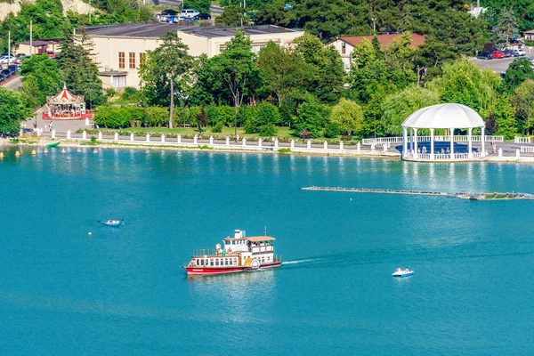 Güneşli yaz gününde Abrau Gölü'nde gemide yelken turistler ile seyahat motorlu tekne