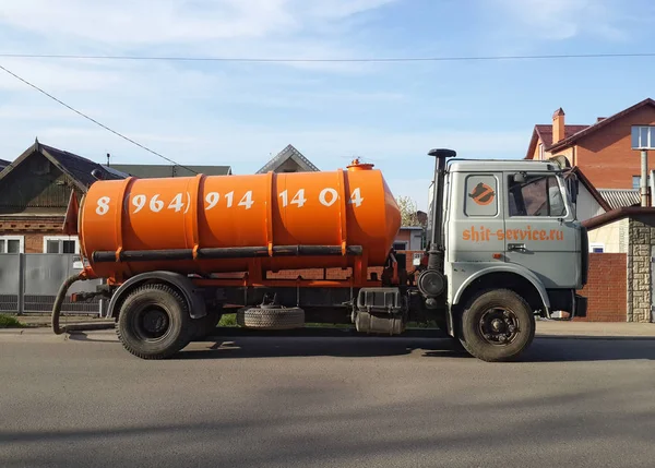 Camion d'assainissement garé à côté des maisons privées. Concept de nettoyage Cesspool — Photo