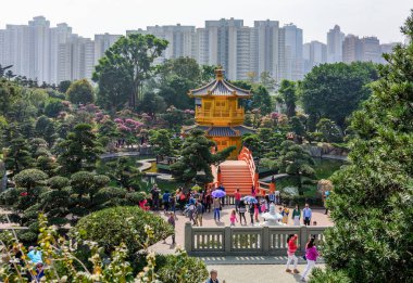 Hong Kong, Çin: Diamond Hill Nan Lian Garden Mutlak Mükemmellik aka Altın Pagoda Budist Pavyonu tarafından insanlar kalabalık. Güneşli gün Hong Kong şehir manzarası
