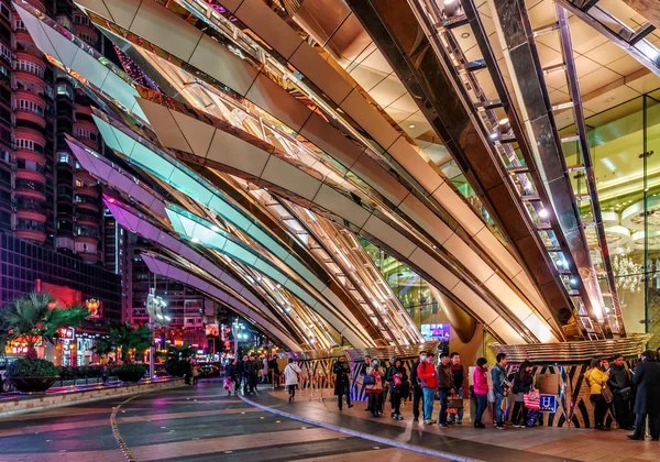 Macao, Cina: Il Grand Lisboa Hotel and Casino di Macao ha un design moderno. Vista notturna esterna con illuminazione architettonica — Foto Stock