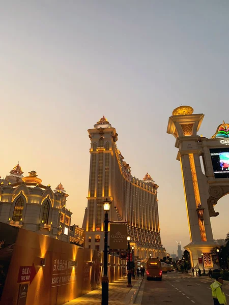 Macau, Çin - 31 Ocak 2019: Gün batımında ışıklı Galaxy Macau Hotel'in manzarası. Macao şehir manzarası. — Stok fotoğraf