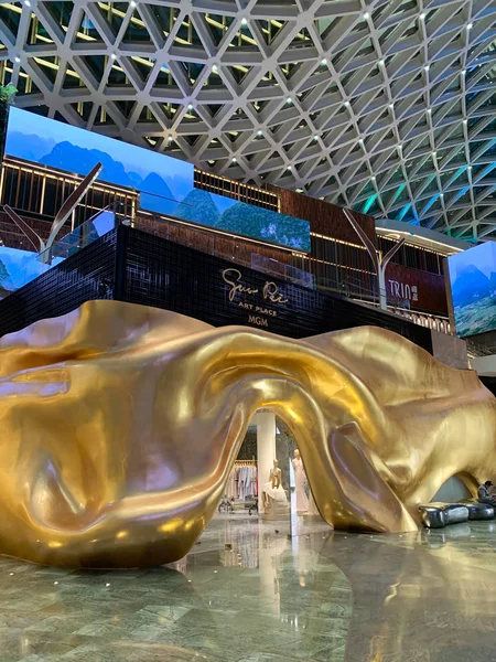 Macao, Cina - 1 febbraio 2019: Guo Pei Art Place vista interna moderna ed elegante a Macao. Veduta dell'installazione Harmony in acciaio e oro . — Foto Stock