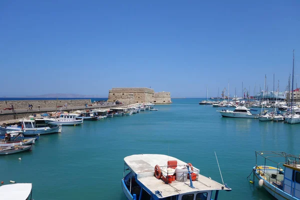 Παλαιό ενετικό λιμάνι στο Ηράκλειο στην Κρήτη, στην Ελλάδα, γεμάτο βάρκες και γιοτ την ηλιόλουστη μέρα — Φωτογραφία Αρχείου