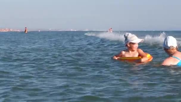 Anapa Rosja Września 2017 Happy Kobieta Chłopiec Kąpieli Fale Surfingu — Wideo stockowe