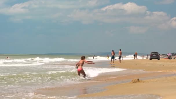 Anapa Rússia Junho 2017 Jovens Mulheres Biquíni Saem Água Praia — Vídeo de Stock