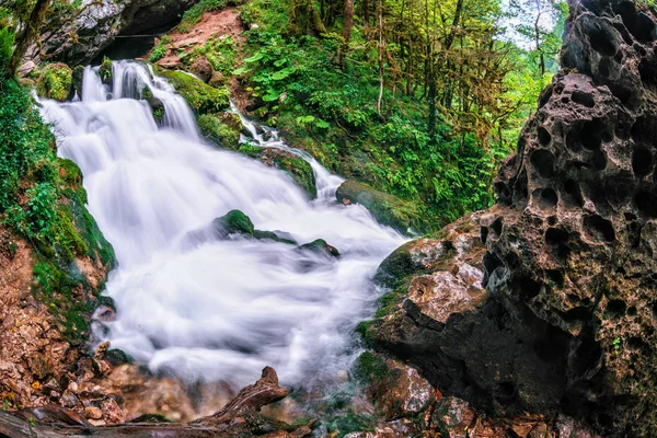 Paisagem panorâmica da cachoeira Isichenko no desfiladeiro do rio Kurdzhips nas montanhas do Cáucaso por Mezmai no verão, Rússia. Cenário de Fisheye — Fotografia de Stock