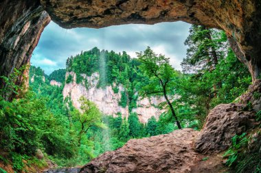 Mezmai, Rusya tarafından Kafkas dağlarında şelale ile kayalık mağara içinden görüntülenen Kurdzhips geçit güzel doğal yaz manzara..