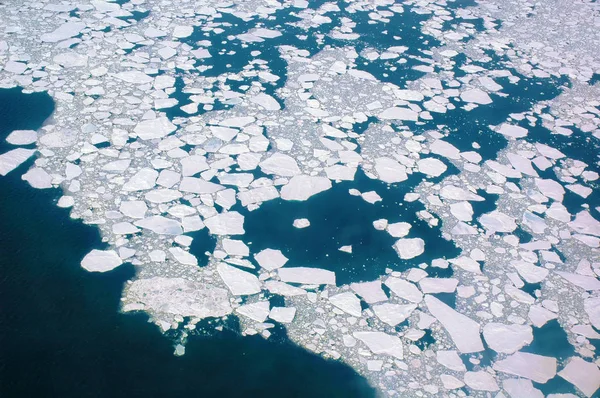 青い海水に漂うひび割れた氷の流れ。風光明媚な空中風景 — ストック写真