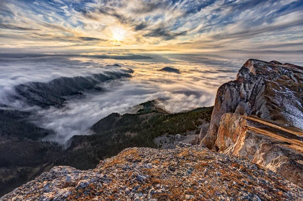 Hermoso paisaje escénico dramático otoño cielo azul puesta del sol paisaje de cubierta cubierta de manto nuboso bosque de montaña del Cáucaso Occidental. Paisaje visto desde la cima del pico rocoso de Bolshoy Tkhach. Rusia —  Fotos de Stock