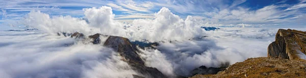 Hermoso paisaje de otoño soleado atardecer montaña de las montañas del Cáucaso por encima de sudario de nubes dispersas bajas vistas desde la cima de la montaña Bolshoy Tkhach. Amplio panorama aéreo, Cáucaso Occidental —  Fotos de Stock