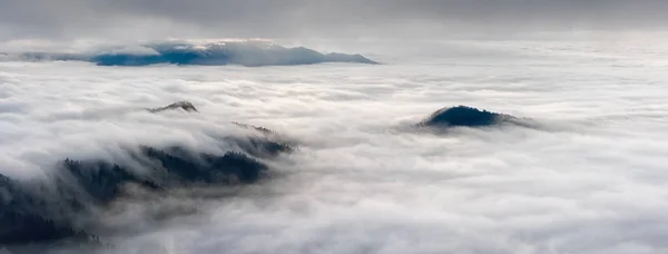 Bela paisagem montanhosa cênica e dramática da noite de outono das montanhas do Cáucaso, erguendo-se acima da mortalha de nuvens pesadas e dispersas. Panorama de ângulo largo. Vista de Bolshoy Tkhach Peak . — Fotografia de Stock
