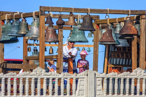 Anapa, Rusia - 26 de junio de 2014: La exposición al aire libre Russian Bells representa viejas campanas ortodoxas de todo tipo y es un hito turístico popular . — Foto de Stock