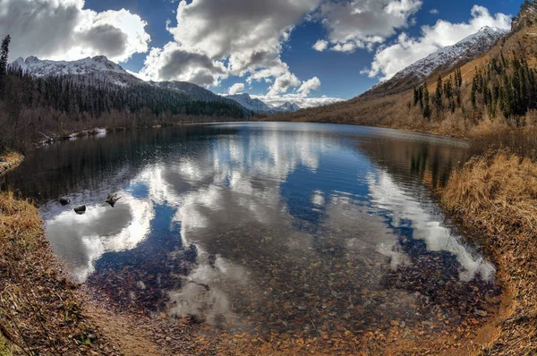 Lago di montagna Kardyvach con riflessi del cielo. Paesaggio scenografico tramonto autunnale. Sochi, Russia, montagne del Caucaso — Foto Stock