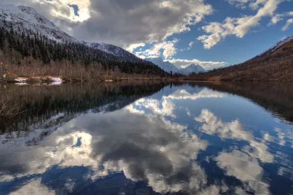 Kardyvach lago de montanha com reflexos do céu. Paisagem espetacular do pôr-do-sol do outono. Sochi, Rússia, montanhas do Cáucaso — Fotografia de Stock