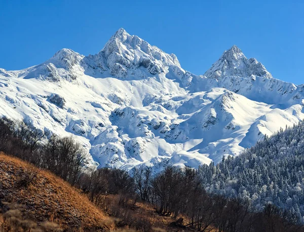 Besneeuwde Kardyvach Uzlovoy Mountain Peak onder de blauwe hemel. Schilderachtige zonnige herfst winter landschap. Sotsji, Rusland, Kaukasus gebergte — Stockfoto