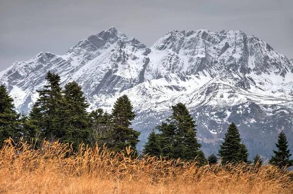 Bonita paisagem de outono de pico de montanha nevada cênica dramática. Pico de Agepsta, montanhas do Cáucaso, Sóchi, Rússia — Fotografia de Stock