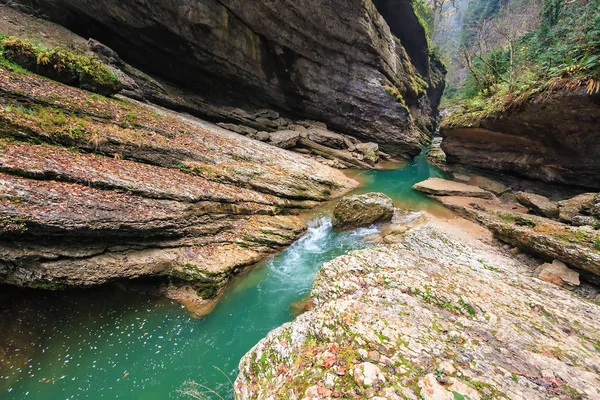 Guam kayalık dağ nehri Gorge güzel doğal sonbahar manzara. Batı Kafkaslar, Rusya.