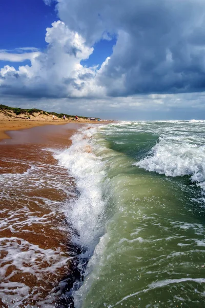 Naturskönt vertikalt landskap av sand Svarta havet stranden av Anapa Resort, Ryssland. Stormiga vågor stänk mot stranden sand på blå himmel och moln bakgrund på soliga sommardagen. Sea Surf på Storm. — Stockfoto