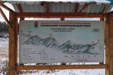 Soçi, Rusya - 3 Kasım 2014: Soçi Milli Parkı bilgi panosu Kış Kafkas dağ ormanlarında Khmelevskiye dağ göllerinde. Krasnaya Polyana popüler turistik yer.