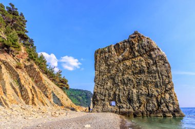 Kafkas Dağları'nın Karadeniz kıyısında Parus adında dev yelken benzeri kaya, Gelendzhik, Rusya. Gün batımında manzara
