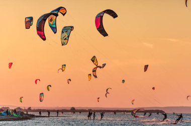 Anapa, Rusya - Sebtember 9, 2017: Gün batımında Karadeniz Blaga Beach tatil beldesinde Bugaz firth düz yüzeyinde Uçurtma binmek. Popüler kitesurf ve rüzgar sörfü hedef. Güneşli yaz manzarası..