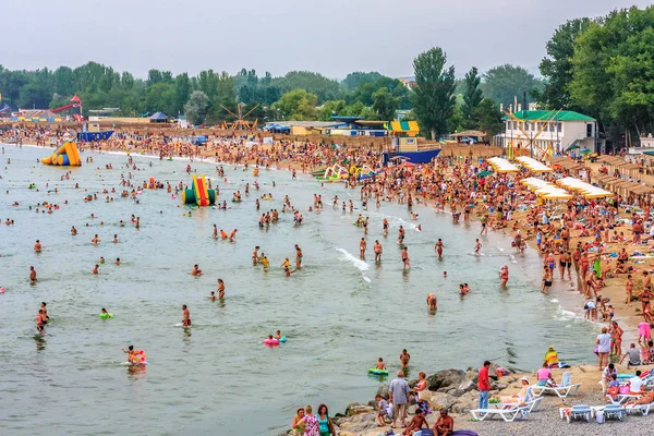 Skaror av människor koppla av på sandstrand och bada i havsvatten i Anapa badort vid stranden av Svarta havets kust på solig sommardag — Stockfoto