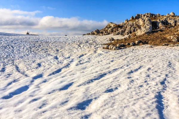 Каменное море Горный хребет на Лагонакском нагорье на Западном Кавказе. Живописный весенний солнечный пейзаж — стоковое фото