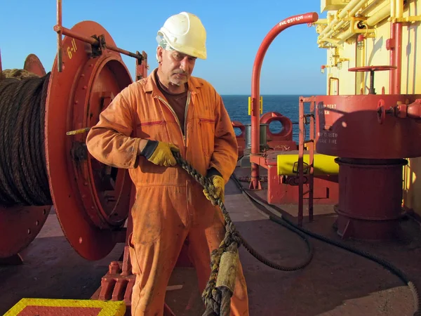Houston, Abd - 28 Şubat 2018: Ns Century petrol tankerinin gemisinde çelik hawser tutan üniformalı denizci portresi.