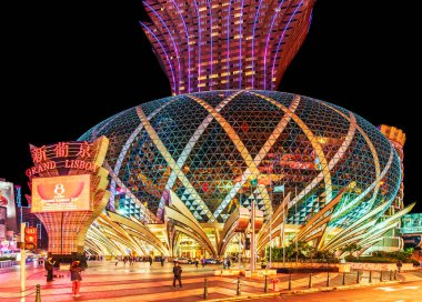 Macao, Çin - 24 Ocak 2016. Grand Lisboa 5 yıldızlı Otel Macau Asya'nın kumar başkenti. Giriş görünümü. Gece Macau şehir manzarası.