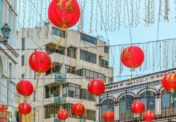 Κόκκινα κινέζικα φανάρια γιρλάντες που χρησιμοποιούνται ως διακοσμήσεις πριν από την κινεζική Πρωτοχρονιά γιορτή κρέμονται σε εξωτερικούς χώρους για το υπόβαθρο του κτιρίου — Φωτογραφία Αρχείου