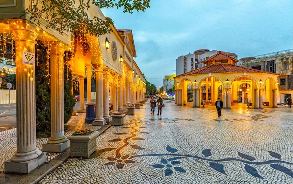 Macao, Çin - 24 Ocak 2016: Macao şehrinin merkezinde yer alan eski vallage Vila Da Taipa, Portekiz mimarisinin bir örneğidir. Akşam ları ışıklı sokak ve köşk. Alacakaranlık şehir manzarası.