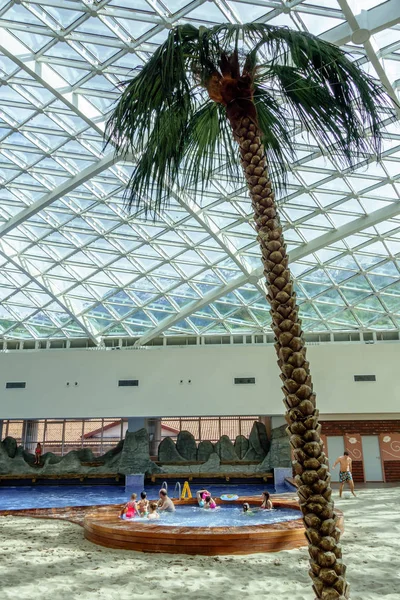 Sotchi, Russie - 2 mai 2014 : Le parc aquatique de Mountain Beach dans la station Gorky Gorod. Les gens se baignent dans la piscine jacuzzi et profiter de vacances en famille. Vue intérieure — Photo