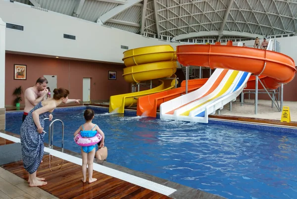 Sotchi, Russie - 2 mai 2014 : Le parc aquatique de Mountain Beach dans la station Gorky Gorod. Vue intérieure avec des personnes se baignant dans la piscine par des collines d'eau. Mère attire l'attention des enfants en pointant son doigt . — Photo