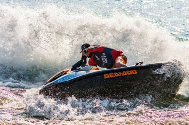 Krasnodar, Rusya - 25 Temmuz 2020: Kayak jeti şoförü yaz güneşli bir günde iş başında