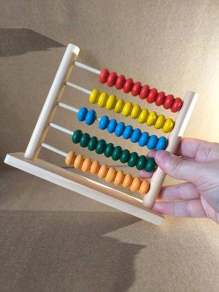 Bu ahşap abaküs klasik bir öğrenme aracıdır. Çocukların temel matematiği anlamalarına yardımcı olan renkli boncuklar ve eğlenceli ve pratik bir şekilde sayım yapmamıza yardımcı olur.