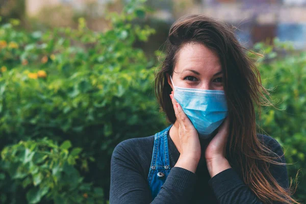 Close Portrait Woman Protective Medical Mask Her Face Holding Hands — Stock Photo, Image